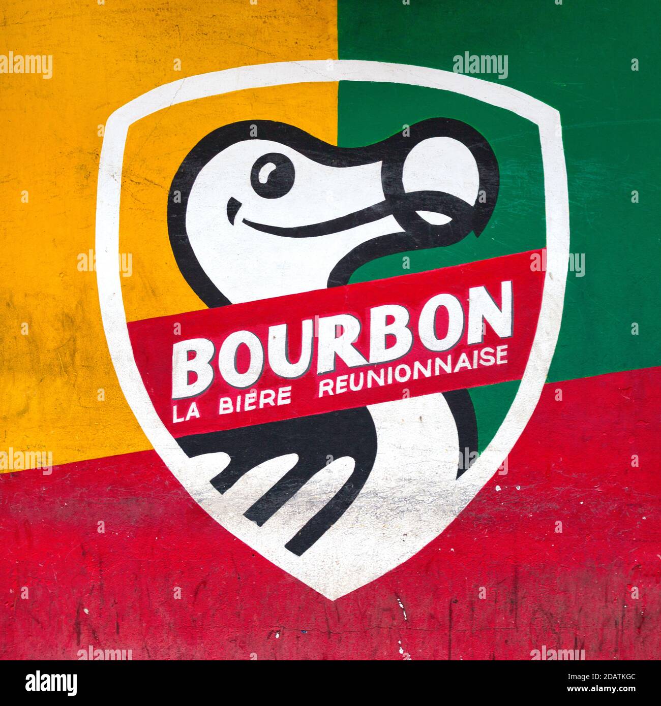 Saint-Denis, La Réunion - Dezember 09 2014: Wand eines Hauses mit den Farben der lokalen Bierbrauerei Bourbon mit dem Instinkt Dodo Vogelsym gemalt Stockfoto
