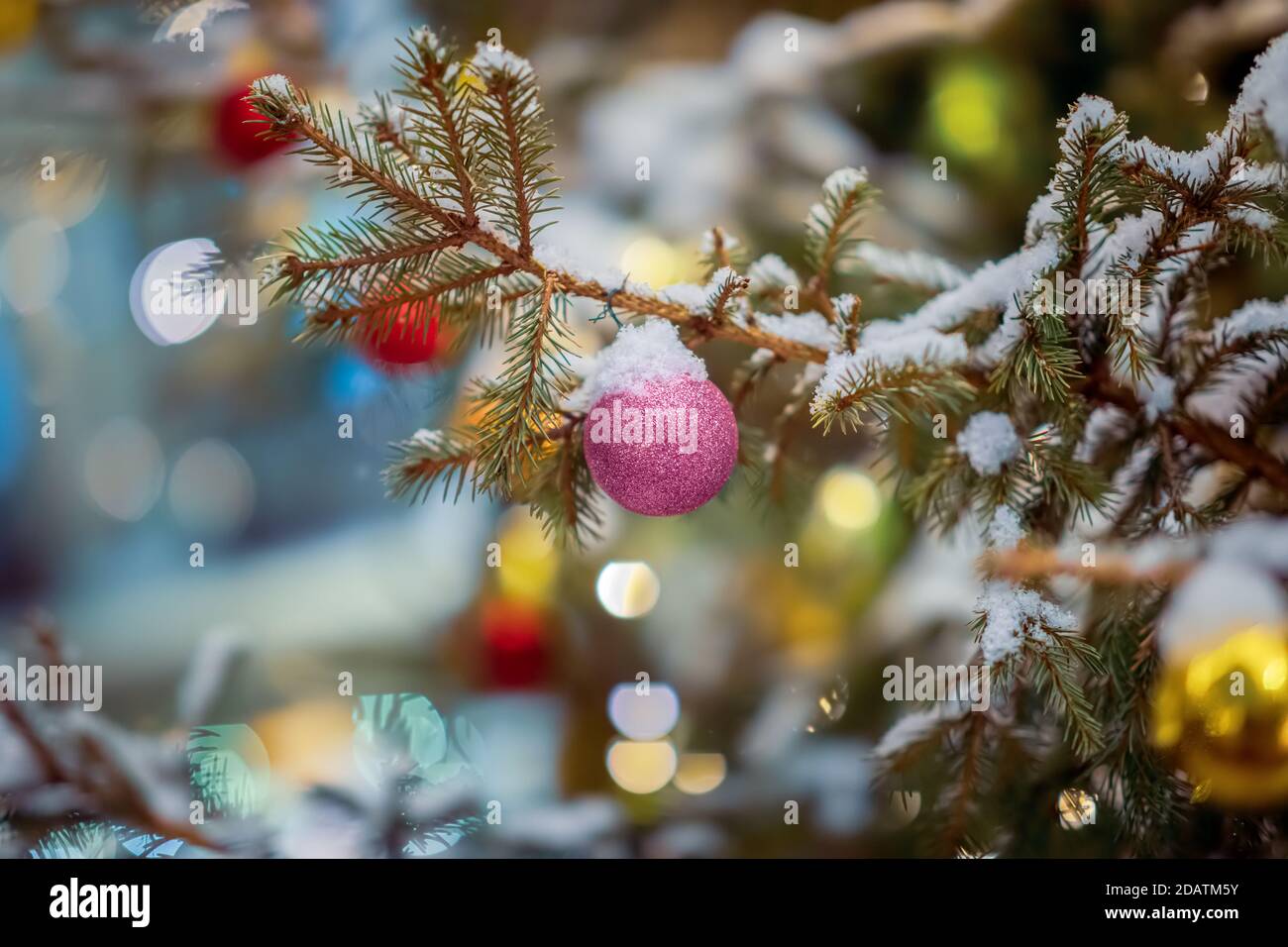 Frohe Weihnachten und glückliches Neues Jahr Hintergrund.Weihnachtsbaum mit Dekorationen. Stockfoto