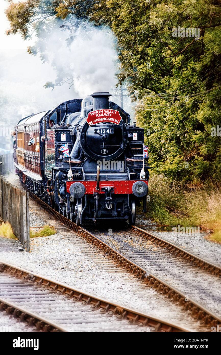 Ivatt Tank Lokomotive Nr. 41241 nähert sich Ingrow Station auf der Keighley Worth Valley Railway im Jahr 2008 Neubildung der Eröffnung Sonderzug von 1968. Stockfoto