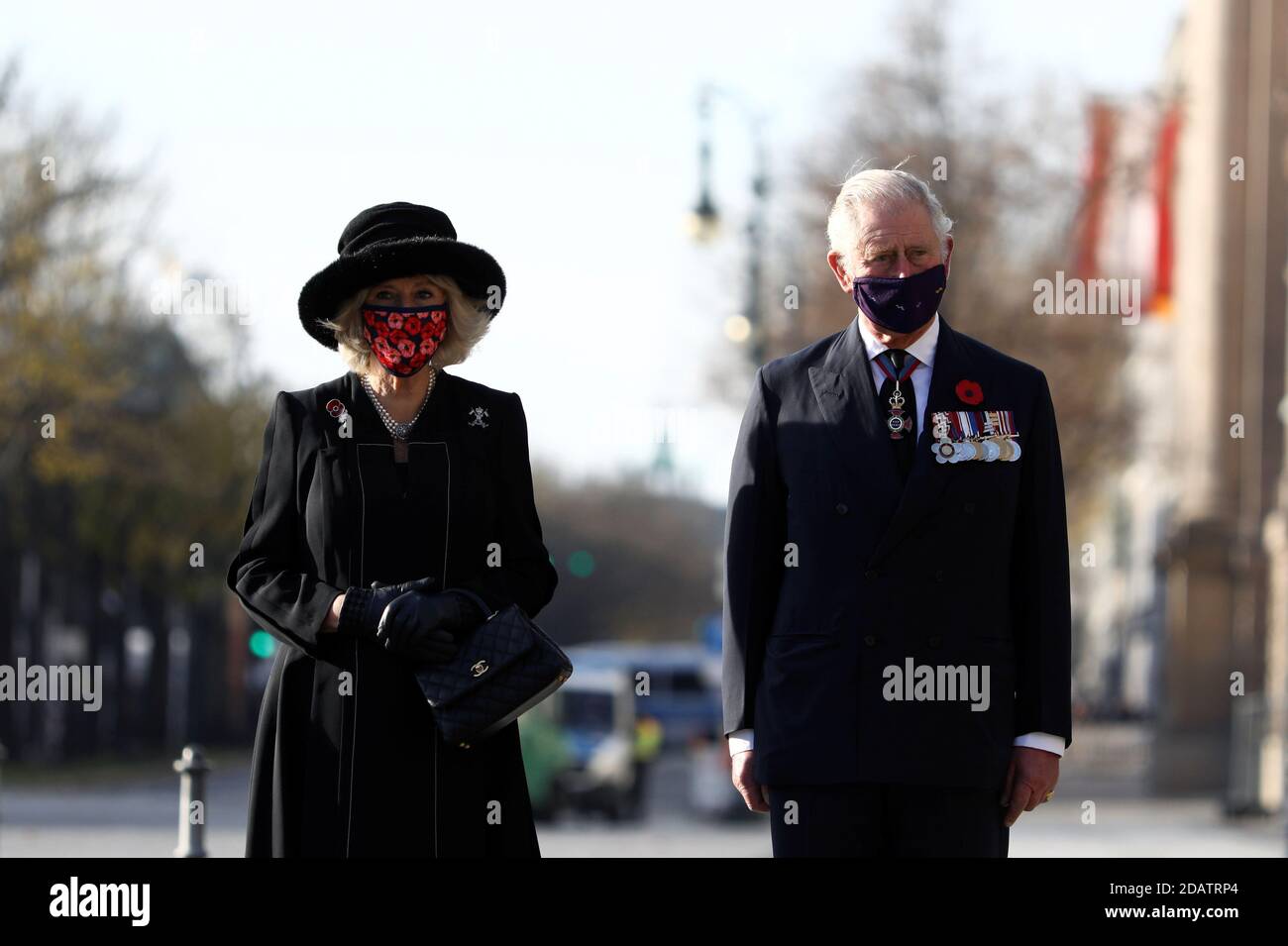 Berlin, Deutschland. November 2020. Prinz Charles und seine Frau Camilla kommen in die Neue Wache, um am Tag der nationalen Trauer einen Kranz zu legen. Der Prinz von Wales und die Herzogin von Cornwall sind zum zentralen Gedenken an den Volkstrauertag in Berlin. Der diesjährige Nationalfeiertag der Trauer zum Gedenken an die Opfer des Nationalsozialismus und die Toten beider Weltkriege ist der deutsch-britischen Freundschaft gewidmet. Kredit: Christian Mang/Reuters/Pool/dpa/Alamy Live Nachrichten Stockfoto