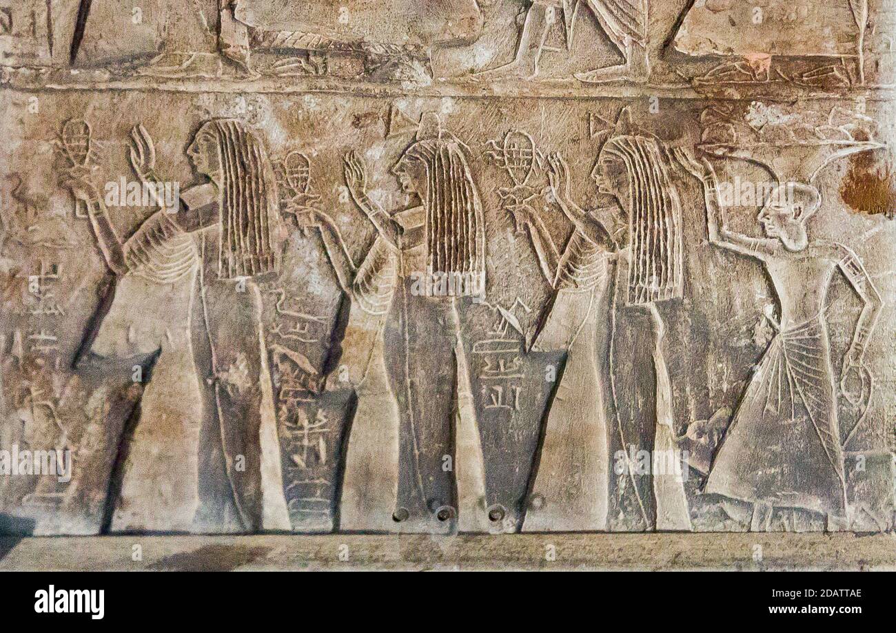 Ägypten, Kairo, Ägyptisches Museum, rund-gekrönte Stele von jedem, General des Tempels von Amun. Unteres Register, Verwandte von allen beten. Stockfoto