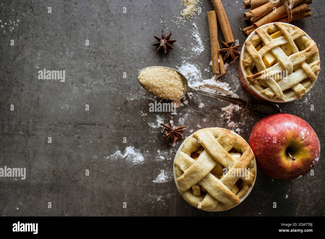 Gitter Apfel Kuchen Draufsicht Foto. Grauer Hintergrund mit Kopierbereich. Kuchendekoration Ideen. Stockfoto