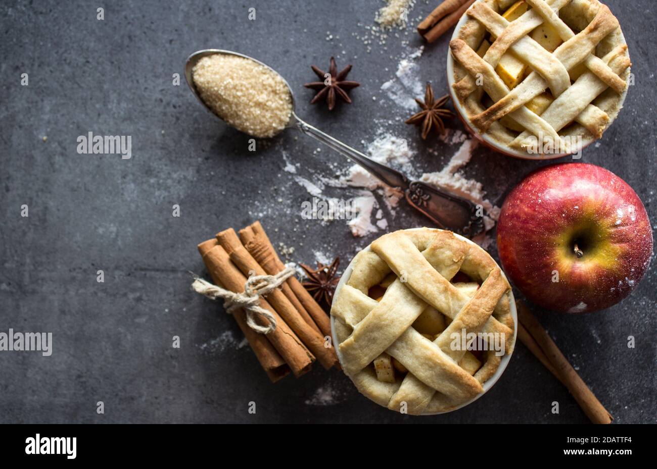 Gitter Apfel Kuchen Draufsicht Foto. Grauer Hintergrund mit Kopierbereich. Kuchendekoration Ideen. Stockfoto