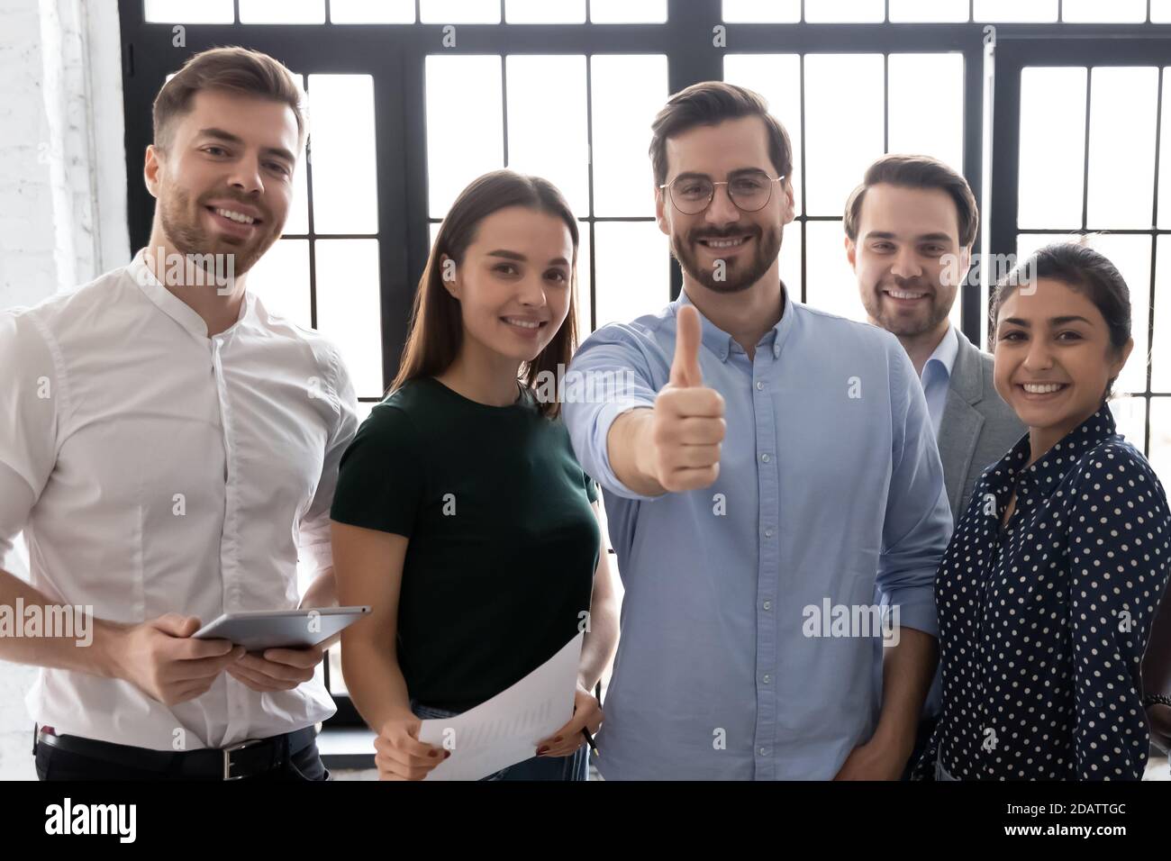 Porträt eines glücklichen männlichen Chefs mit freundlichem multiethnischen Business-Team Stockfoto