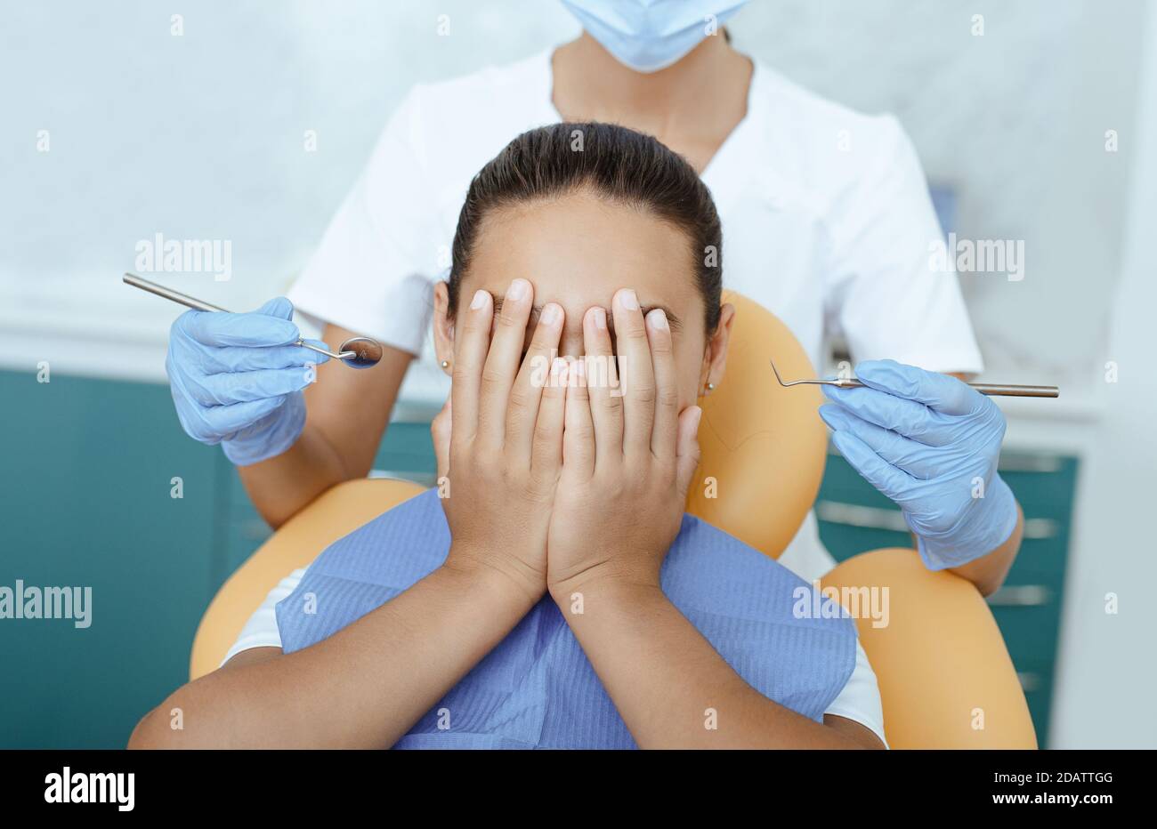 Arbeit mit Kindern und Angst vor zahnmedizinischen Geräten Stockfoto