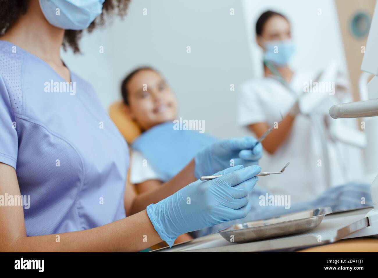 Medizinische Instrumente zur Behandlung von Zahnschmerzen bei Kindern Stockfoto