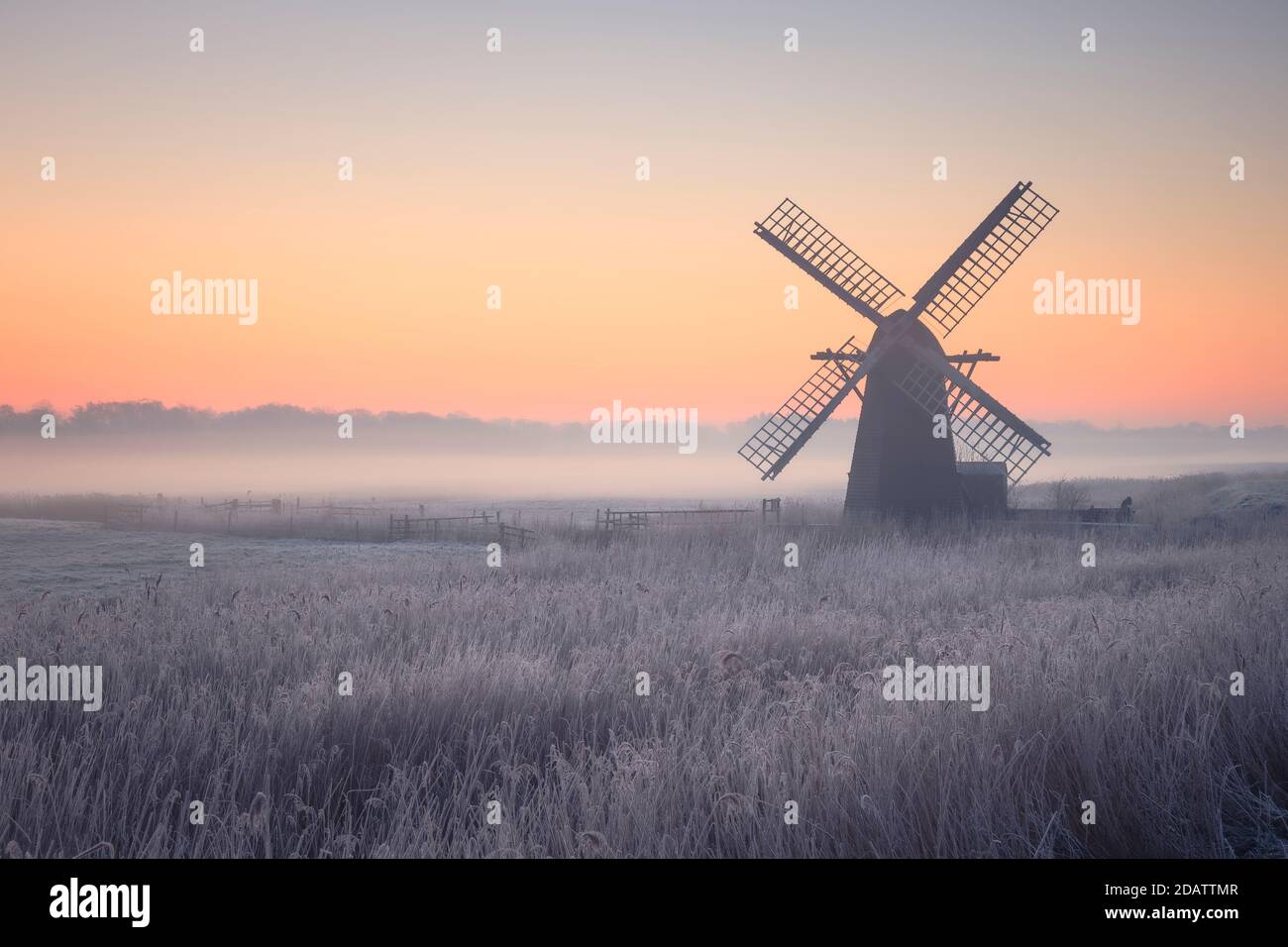 Herringfleet Kittel Mühle im Nebel an einem Wintermorgen. Stockfoto