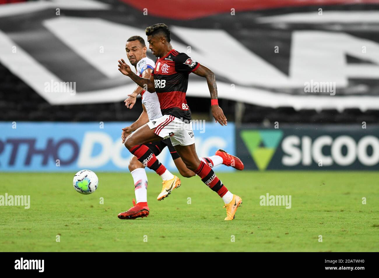 Rio, Brasilien - 14. November 2020: Bruno Henrique Spieler im Spiel zwischen Flamengo und Atletico-GO bei der Brasilianischen Meisterschaft im Maracana Stadion Stockfoto