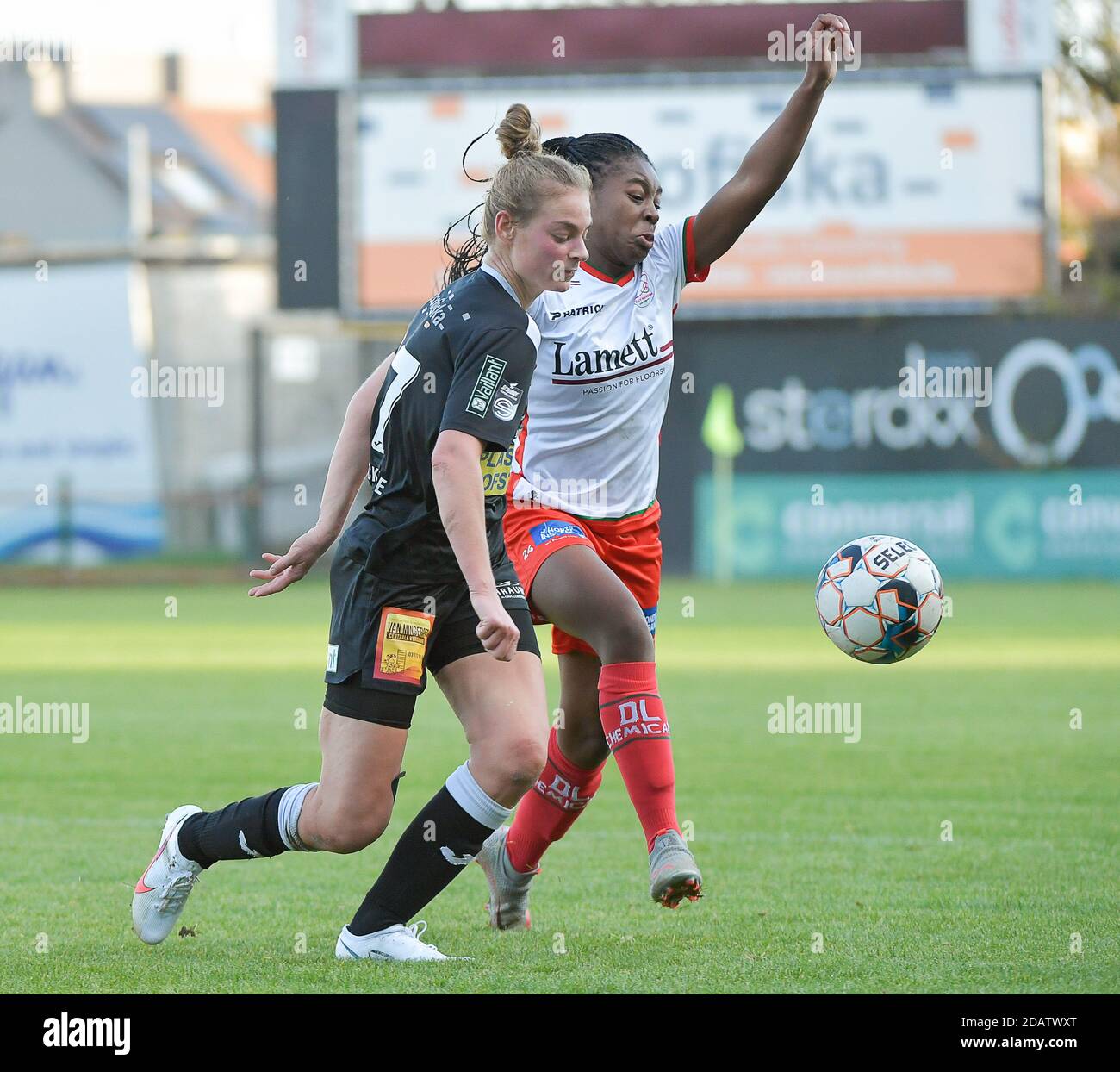 Aalsts Mittelfeldspieler Margaux Van Ackere (L) und Zulte Waregem's Stürmerin Esther Buabadi (R) während eines weiblichen Fußballspiels zwischen Eendracht Aalst und SV Zulte Waregem am siebten Spieltag der Saison 2020 - 2021 der belgischen Scooore Womens Super League , Samstag, 14. November 2020 in Aalst, Belgien . FOTO SPORTPIX.BE Dirk VUYLSTEKE Dirk Vuylsteke Sportpix.be Stockfoto