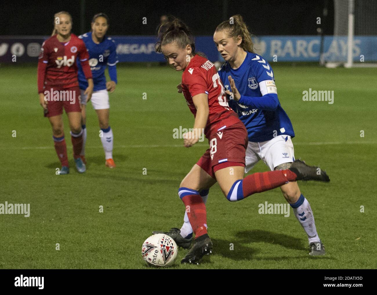 Liverpool, Großbritannien. November 2020. Lucy Graham von Everton und Lily Woodham von Reading während des Super League-Fußballspiels der Frauen zwischen Everton und Reading im Walton Hall Park Stadium, Liverpool. 14.11.20 Terry Scott Kredit: SPP Sport Pressefoto. /Alamy Live Nachrichten Stockfoto