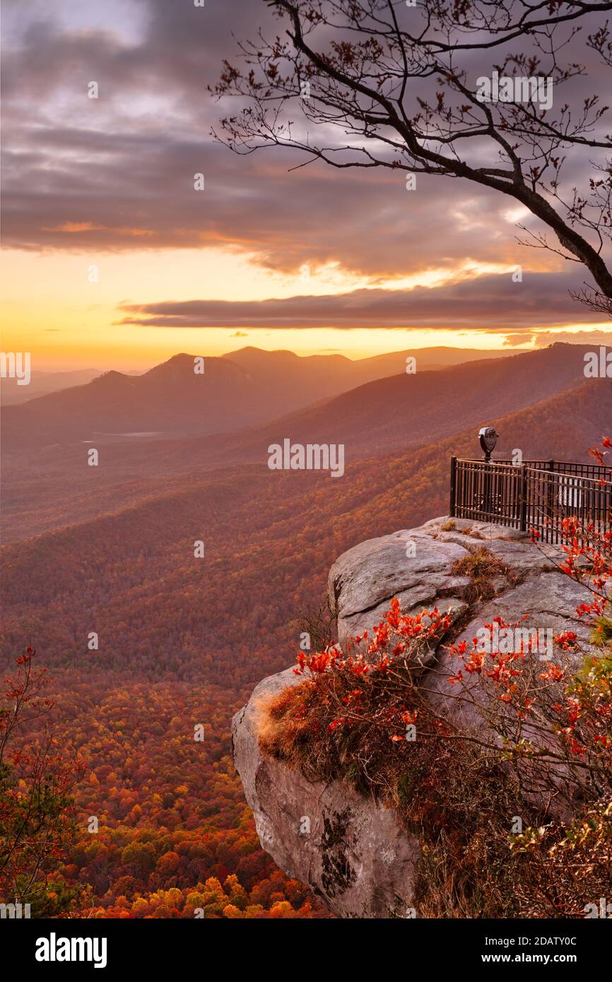 Table Rock State Park, South Carolina, USA bei Sonnenuntergang im Herbst. Stockfoto