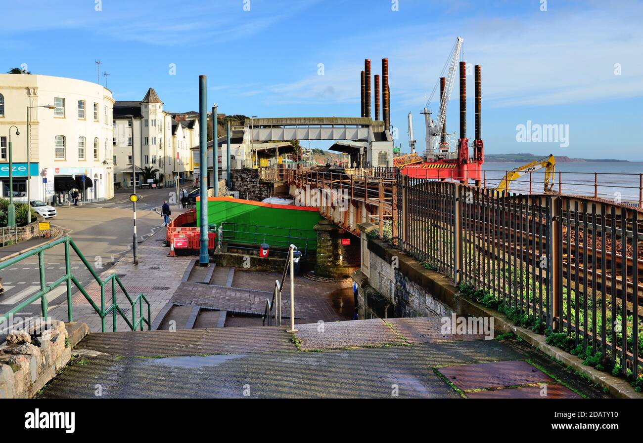 Wavewalker 1 neben dem Bahnhof Dawlish während des Umbaus der Ufermauer. (Siehe Hinweis). Stockfoto