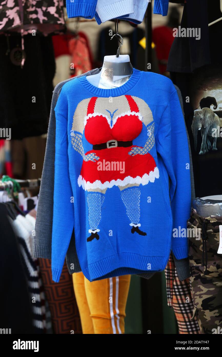 Der schicke Weihnachtspullover ist auf einem Marktstand in Brighton, East Sussex, Großbritannien, abgebildet. Stockfoto