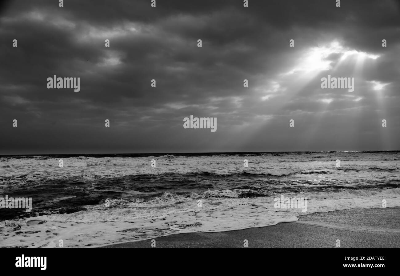 Sonnenschein über dem Meer durch die Wolken Blick aus Strand von somnath Tempel Gujarat Indien Stockfoto