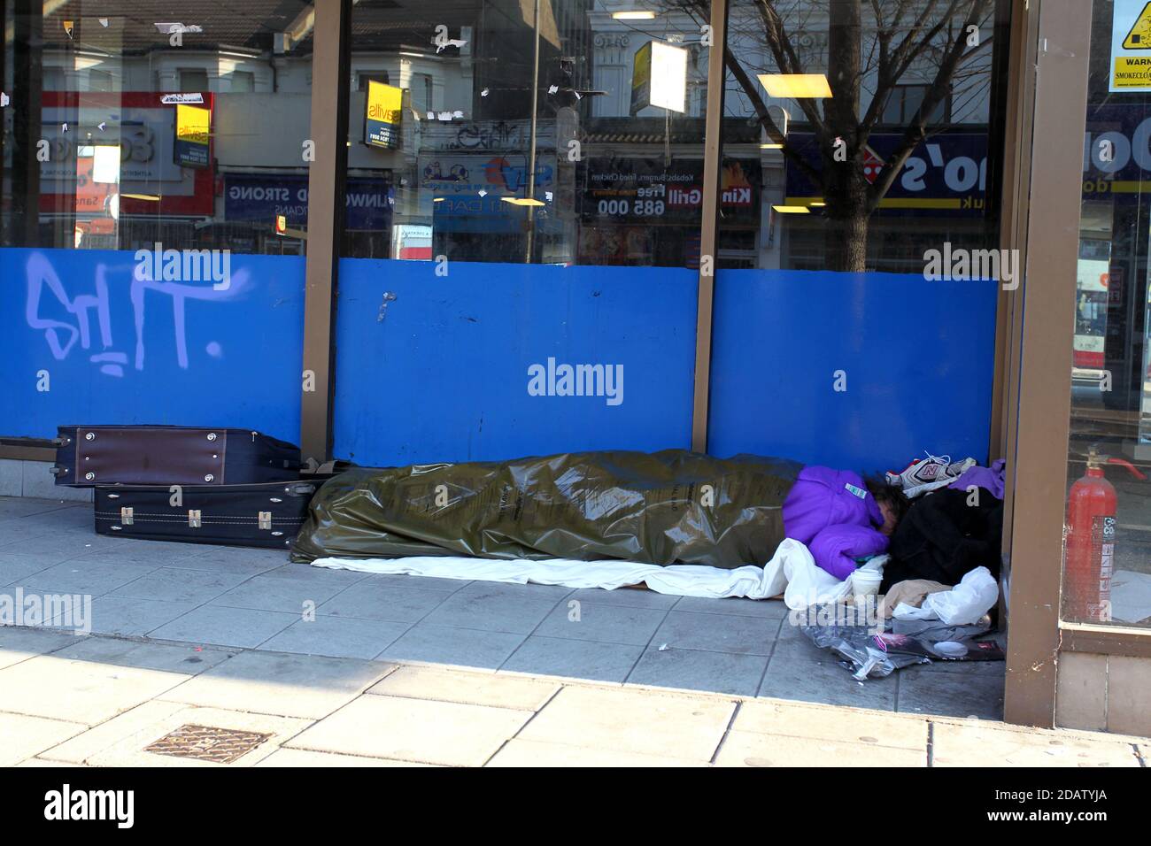 Ein Obdachloser dachte, er schlafe auf der Straße in Brighton, East Sussex, Großbritannien. Stockfoto