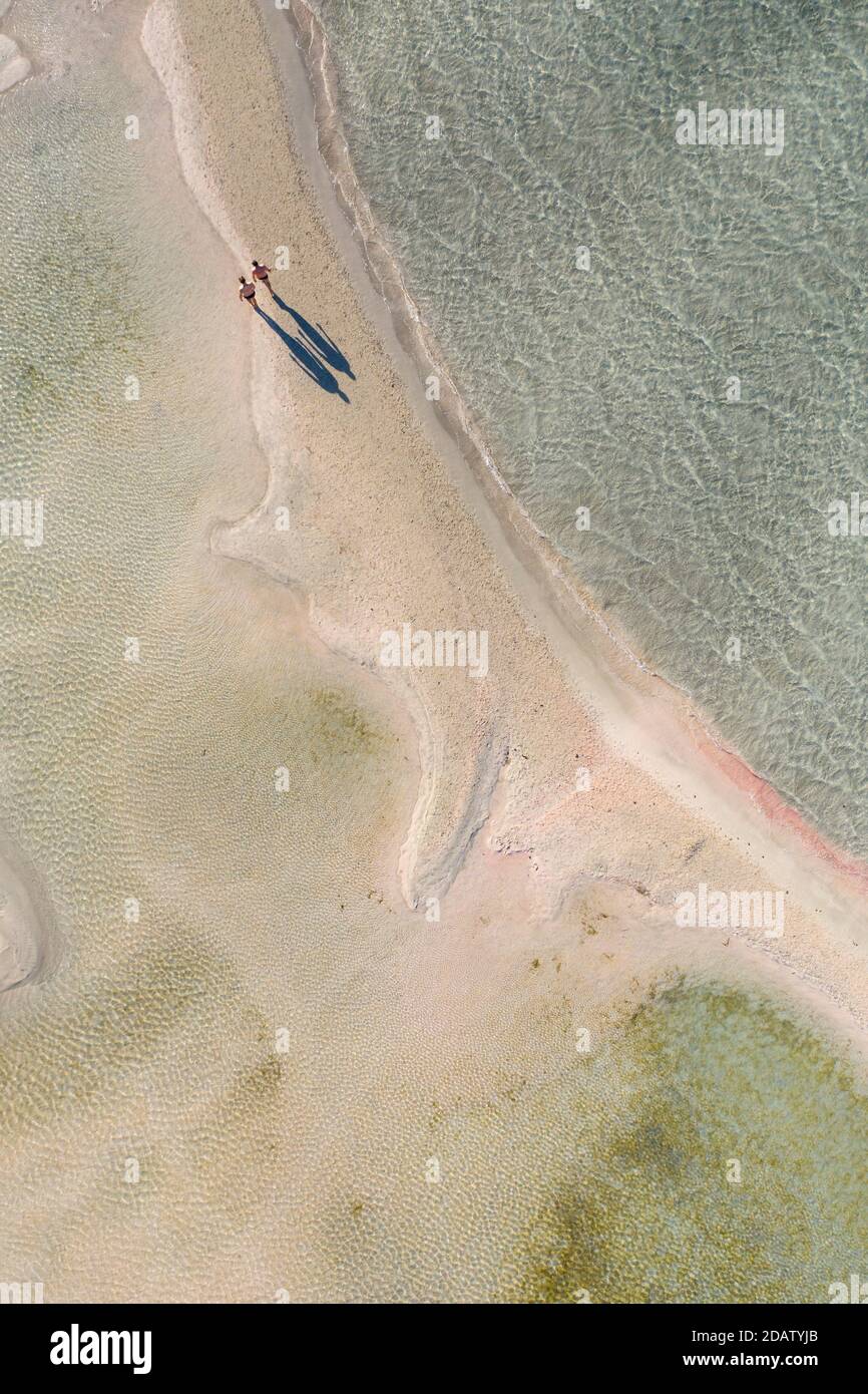 Luftaufnahme von Menschen, die lange Schatten auf der Sandbank am Elafonisi Beach werfen, einem der beliebtesten Reiseziele im Süden Stockfoto
