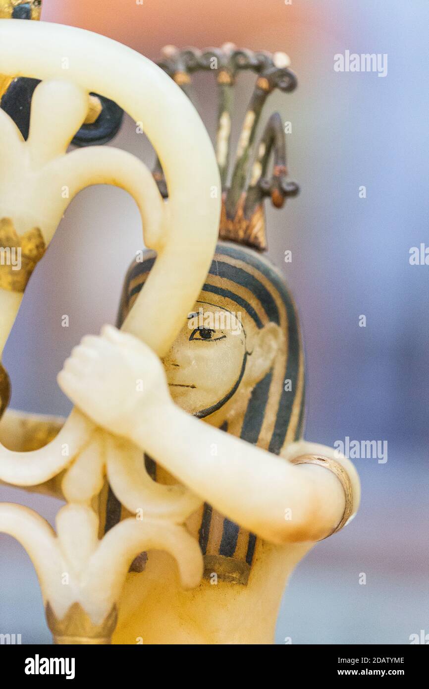 Ägypten, Kairo, Tutanchamon Alabaster, aus seinem Grab in Luxor: Komposit-Parfümvase, auf durchbrochenem Sockel. Ein Nil-Gott (von 2). Stockfoto