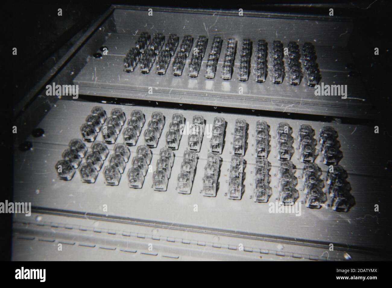Feine 70er Jahre Vintage Schwarz-Weiß-Fotografie eines Supercomputers. Stockfoto