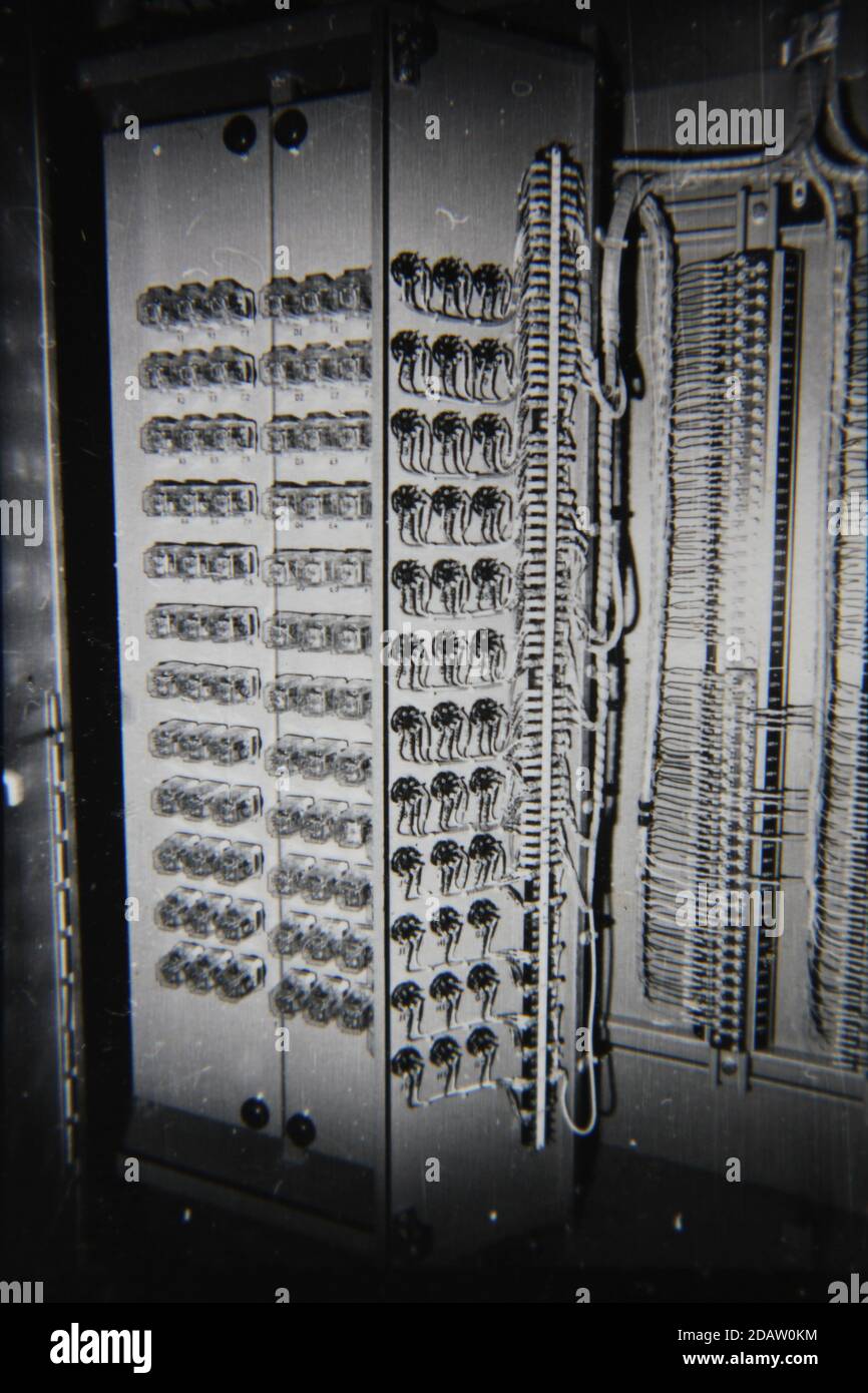 Feine 70er Jahre Vintage Schwarz-Weiß-Fotografie eines alten Super-Computer aus vergangenen Zeiten. Stockfoto
