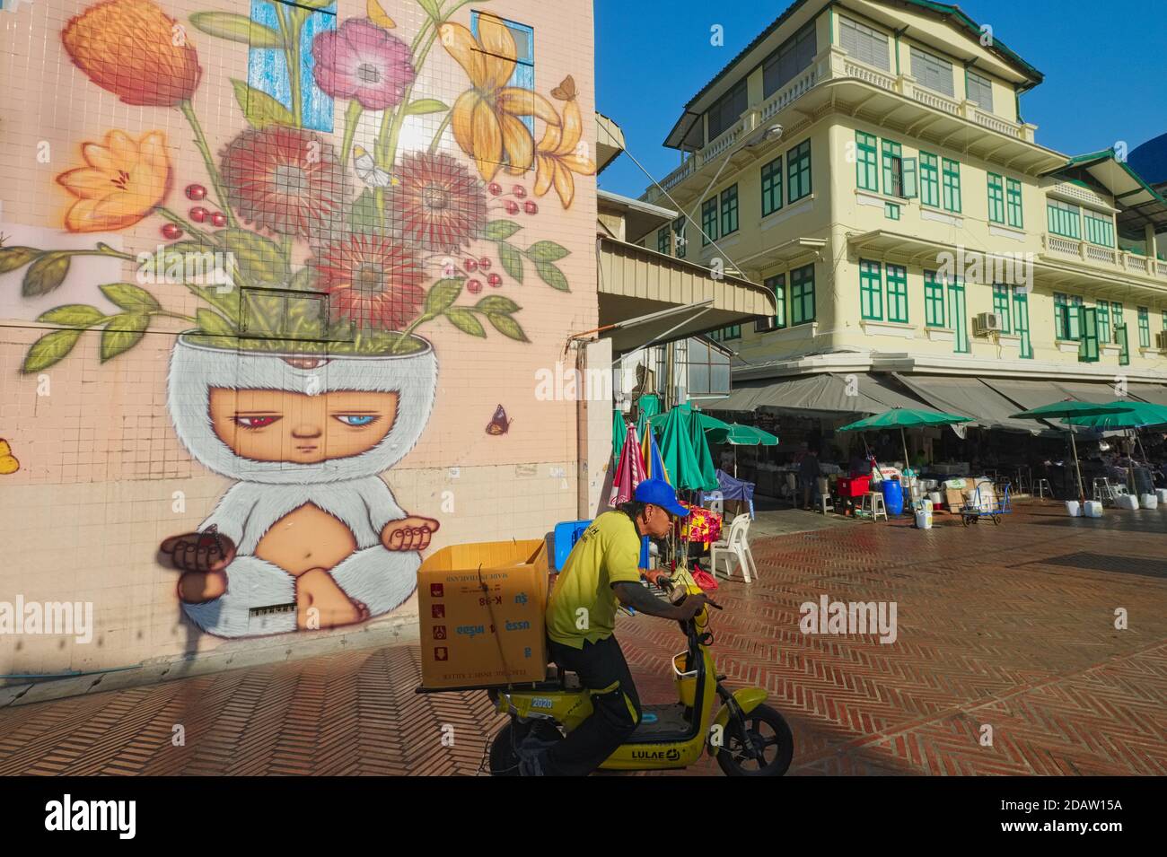 Ein Wandgemälde des thailändischen Künstlers Alex Face mit seinem dreiäugigen Charakter Mardi meditierend; von Klong Ong Ang, Phahurat / Chinatown Area, Bangkok, Thailand Stockfoto