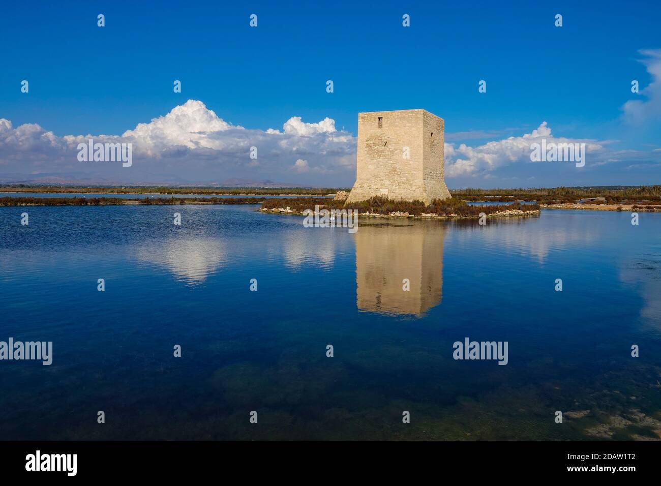 Torre de Tamarit spiegelt sich im Naturpark Salinas de Santa Pola, Salinen, Santa Pola, Costa Blanca, Spanien, Stockfoto