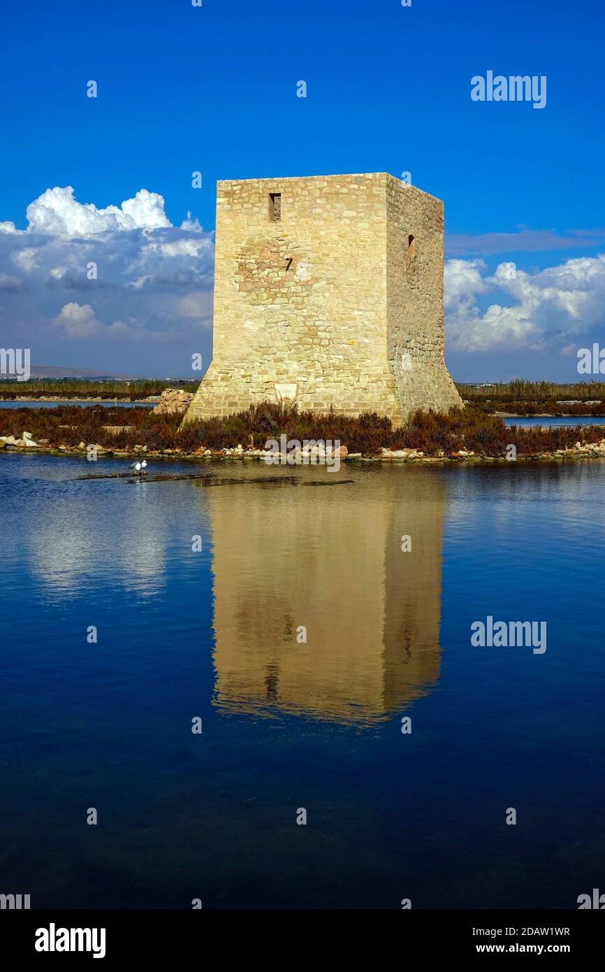 Torre de Tamarit spiegelt sich im Naturpark Salinas de Santa Pola, Salinen, Santa Pola, Costa Blanca, Spanien, Stockfoto