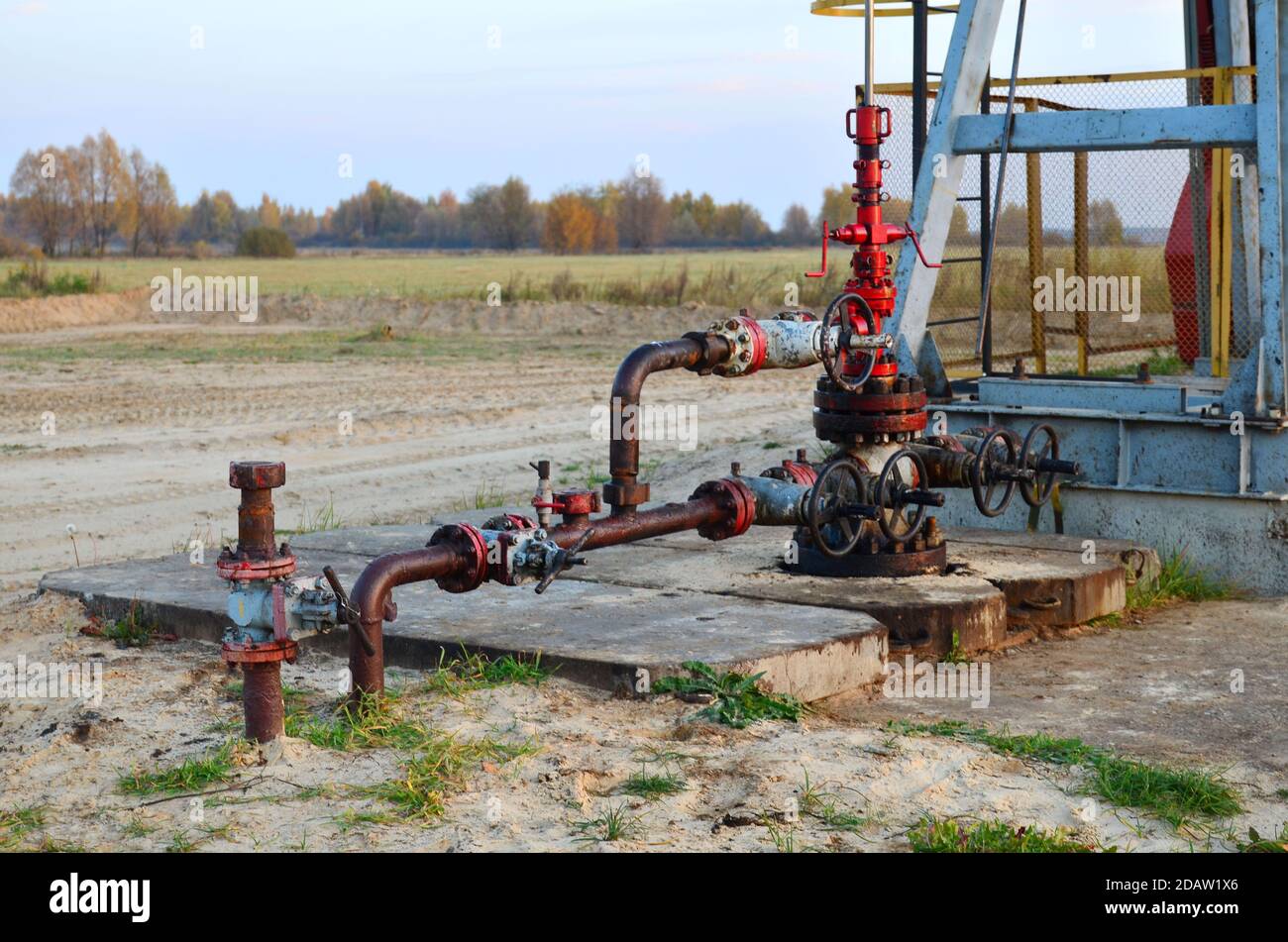 Industrierohre mit Stahlflanschen und Schrauben auf Ölfeld. Kraftstoffleitungen Ventile und Rohleitungen. Gasbohrungen entgleisen am Wüstenölfeld für fossi Stockfoto