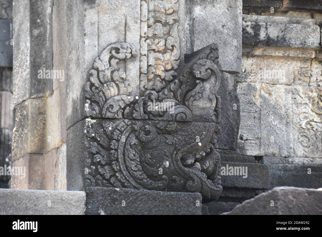 Makara Schnitzerei an der Wand des Haupttempels im Sambisari-Tempelkomplex, Yogyakarta, Indonesien Stockfoto