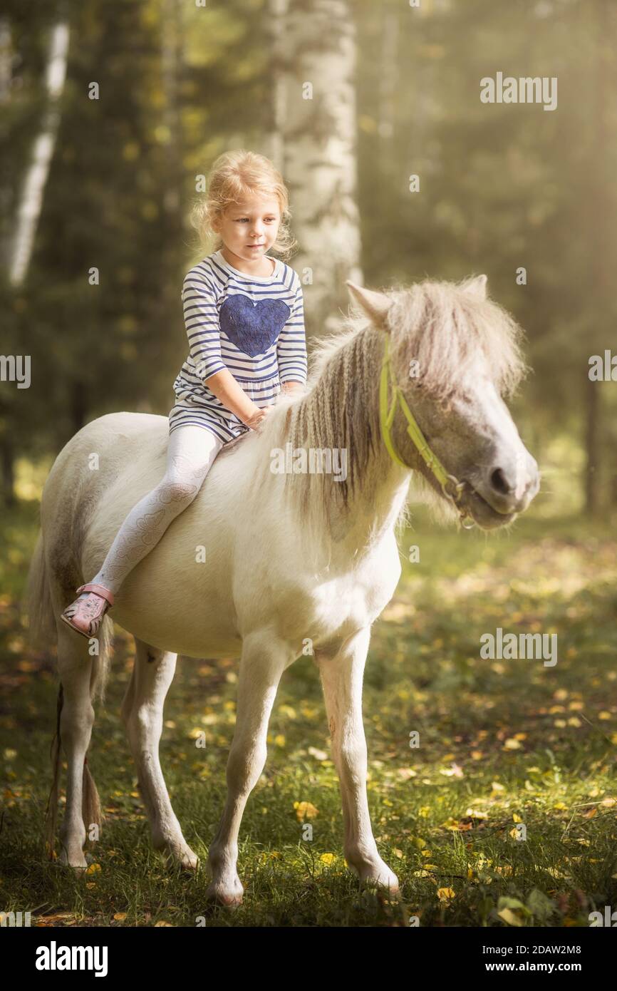Reiten ist das Hobby der deutschen Blondine Reiten ist das Hobby der deutschen Blondine