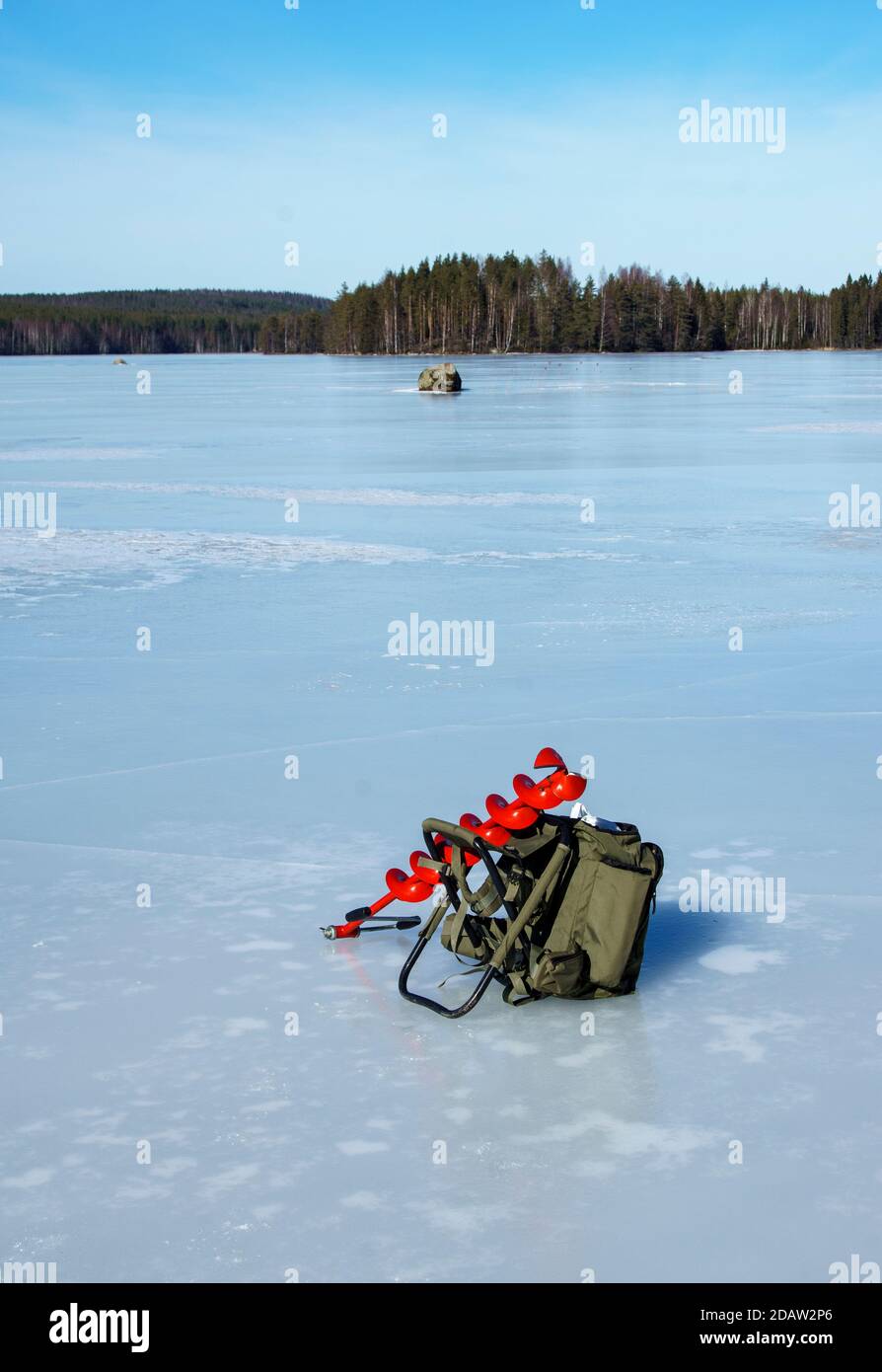 Blick auf Eis Angelausrüstung auf schneefreies Eis an gefrorenen über See im Winter, Finnland Stockfoto