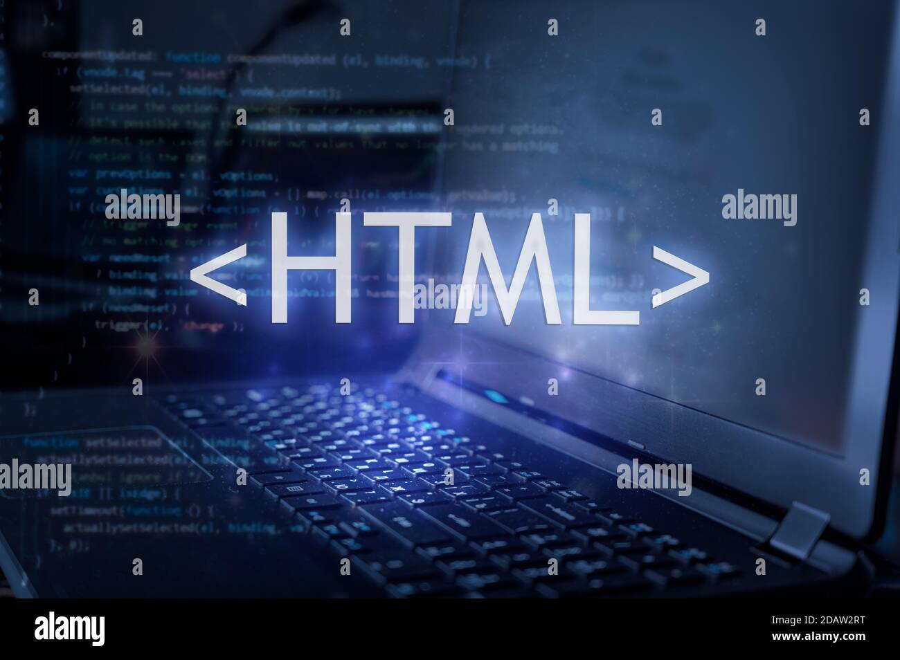 HTML-Beschriftung vor Laptop und Code-Hintergrund. Lernen Sie HTML-Programmiersprache, Computer-Kurse, Schulungen. Stockfoto