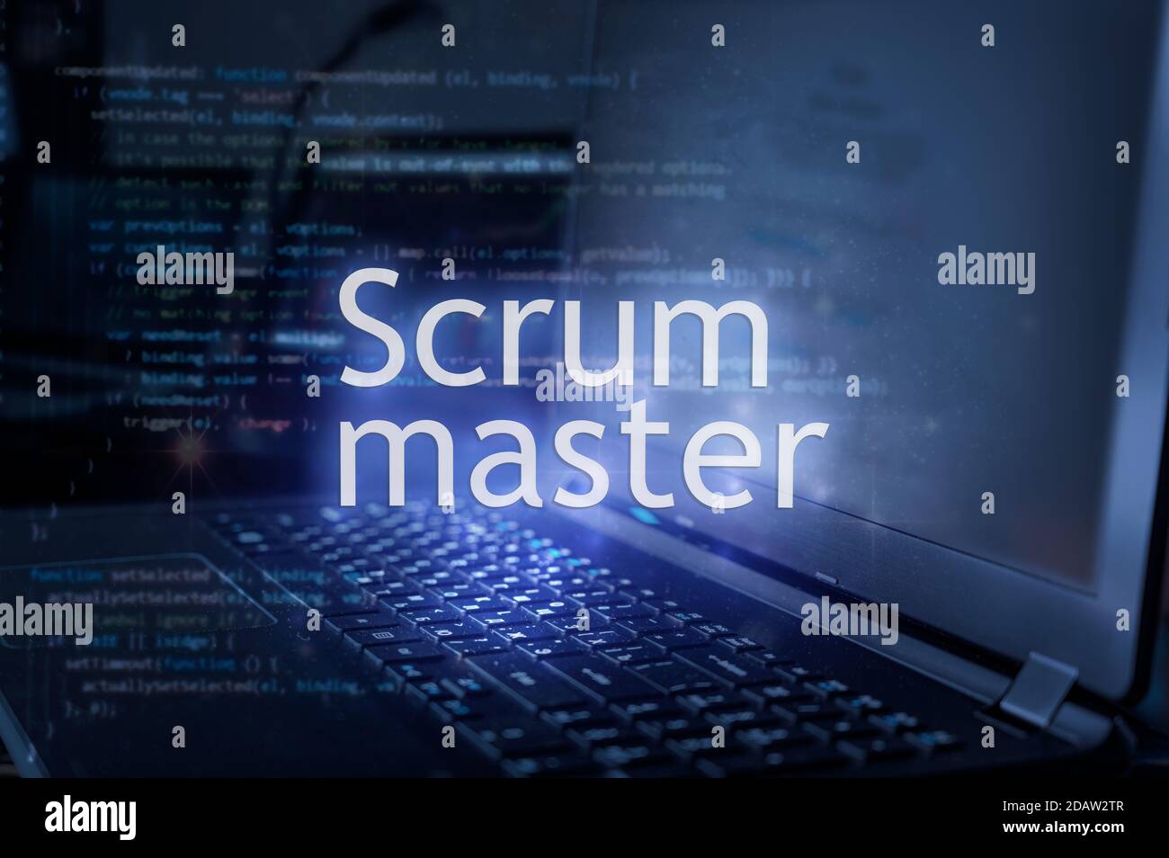 Scrum Master Inschrift gegen Laptop und Code Hintergrund. Scrum wird von einem Scrum-Meister unterstützt. Stockfoto