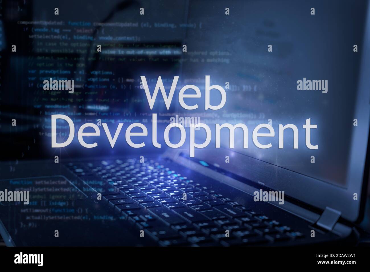 Web-Entwicklung Inschrift gegen Laptop und Code-Hintergrund. Lernen Web-Entwicklung Programmiersprache, Computer-Kurse, Schulungen. Stockfoto