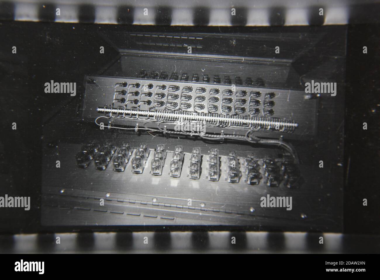 Feine 70er Jahre Vintage Schwarz-Weiß-Fotografie eines alten Super-Computer aus vergangenen Zeiten. Stockfoto