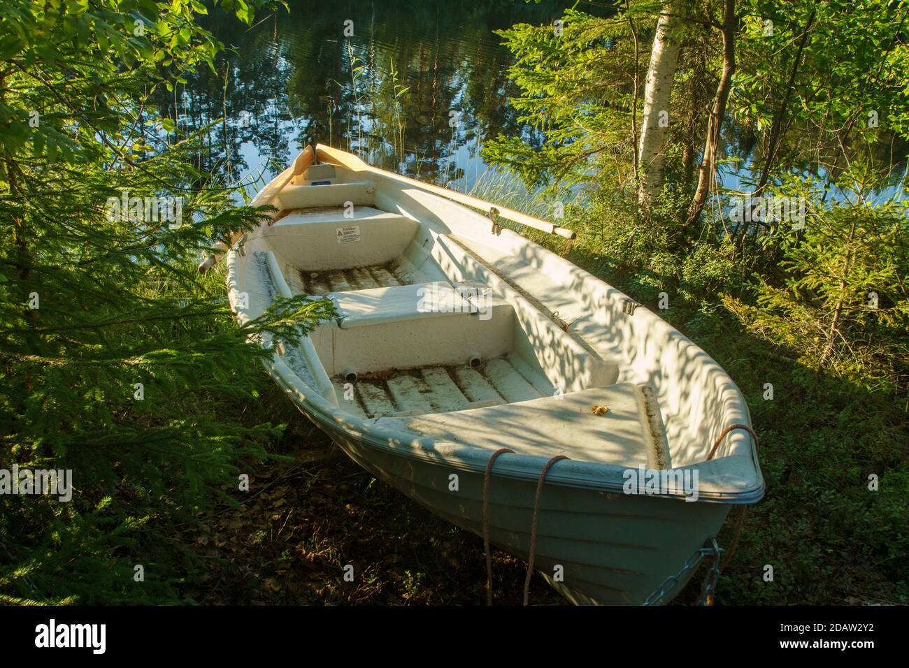 Blick auf ein kleines Boot/Schiff am Waldsee im Sommer, Finnland Stockfoto