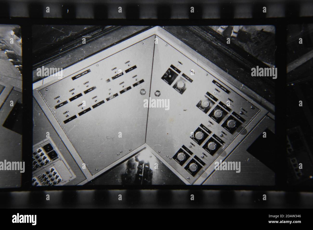 Feine 70er Jahre Vintage Schwarz-Weiß-Fotografie eines alten Super-Computer aus vergangenen Zeiten. Stockfoto