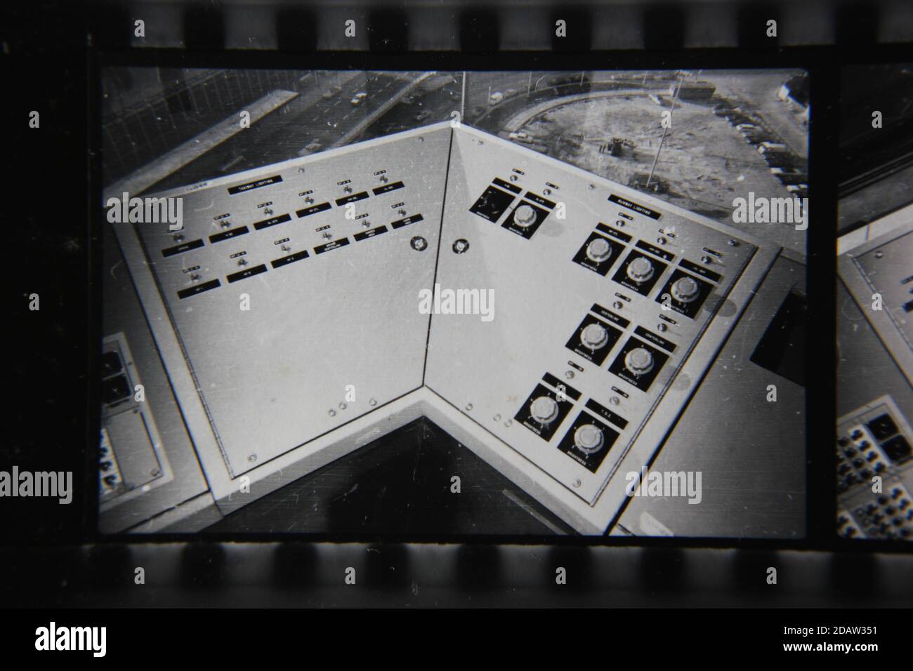 Feine 70er Jahre Vintage Schwarz-Weiß-Fotografie eines alten Super-Computer aus vergangenen Zeiten. Stockfoto