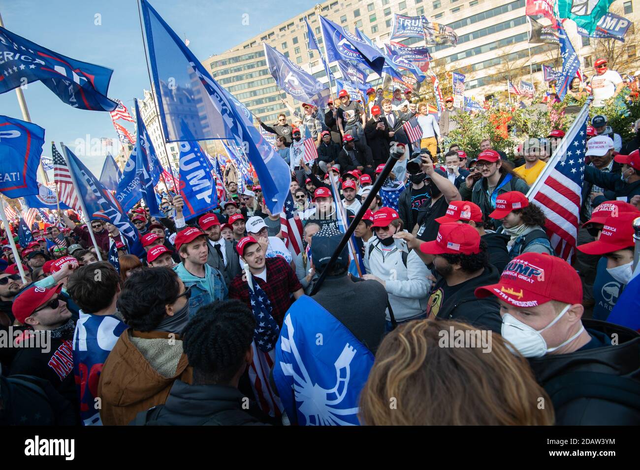 Washington DC, USA. November 2020. Hunderte von Präsident Trump-Anhängern brüllten einen Rassisten an, der am 14. November 2020 beim Millionen-Maden-Marsch nach Washington DC gehen sollte, um "den Diebstahl zu beenden". Kredit: Albert Halim/Alamy Live Nachrichten Stockfoto