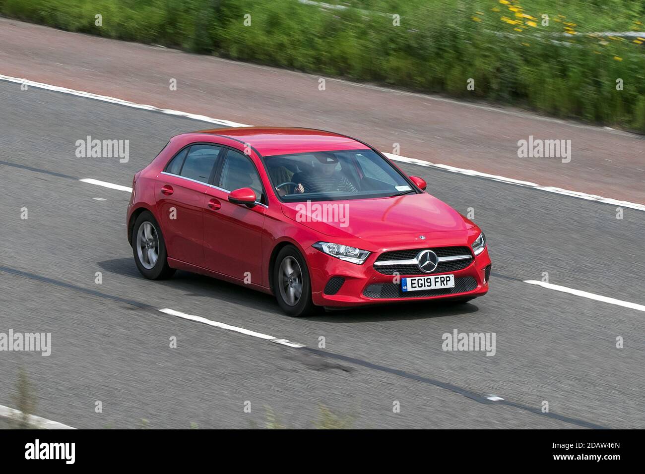 Mercedes-Benz A 180 D SE Auto Red Car Hatchback auf der Autobahn M6 bei Preston in Lancashire, Großbritannien. Stockfoto