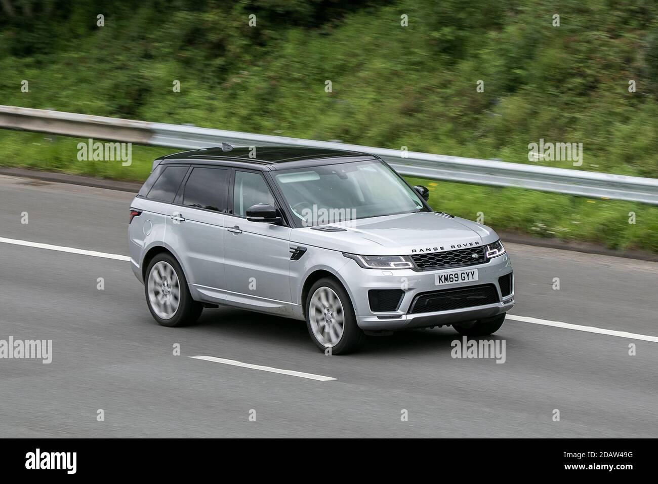 2019 Silver Land Rover Range Rover Sport A-Bio DYN SD Fahren auf der Autobahn M6 in der Nähe von Preston in Lancashire, Großbritannien. Stockfoto