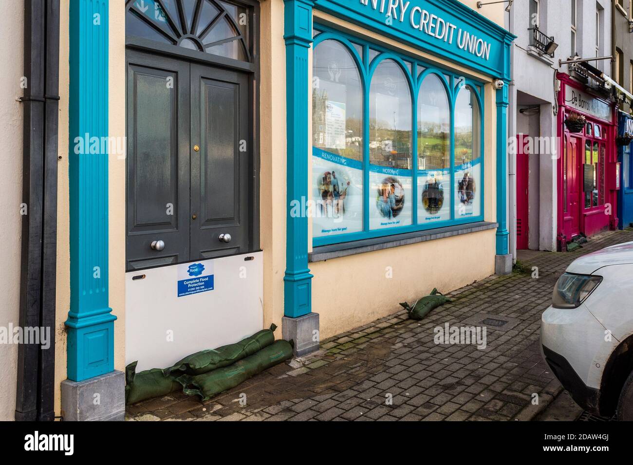 Bantry, West Cork, Irland. November 2020. Bantry ist vorbereitet für mehr Überschwemmungen heute Abend nach einem Teil des Stadtplatzes überflutet letzte Nacht und wieder heute Morgen. Viele Räumlichkeiten haben heute Abend Hochwasserbarrieren errichtet und Sandsäcke in Erwartung von Überschwemmungen aufgestellt. Quelle: AG News/Alamy Live News Stockfoto