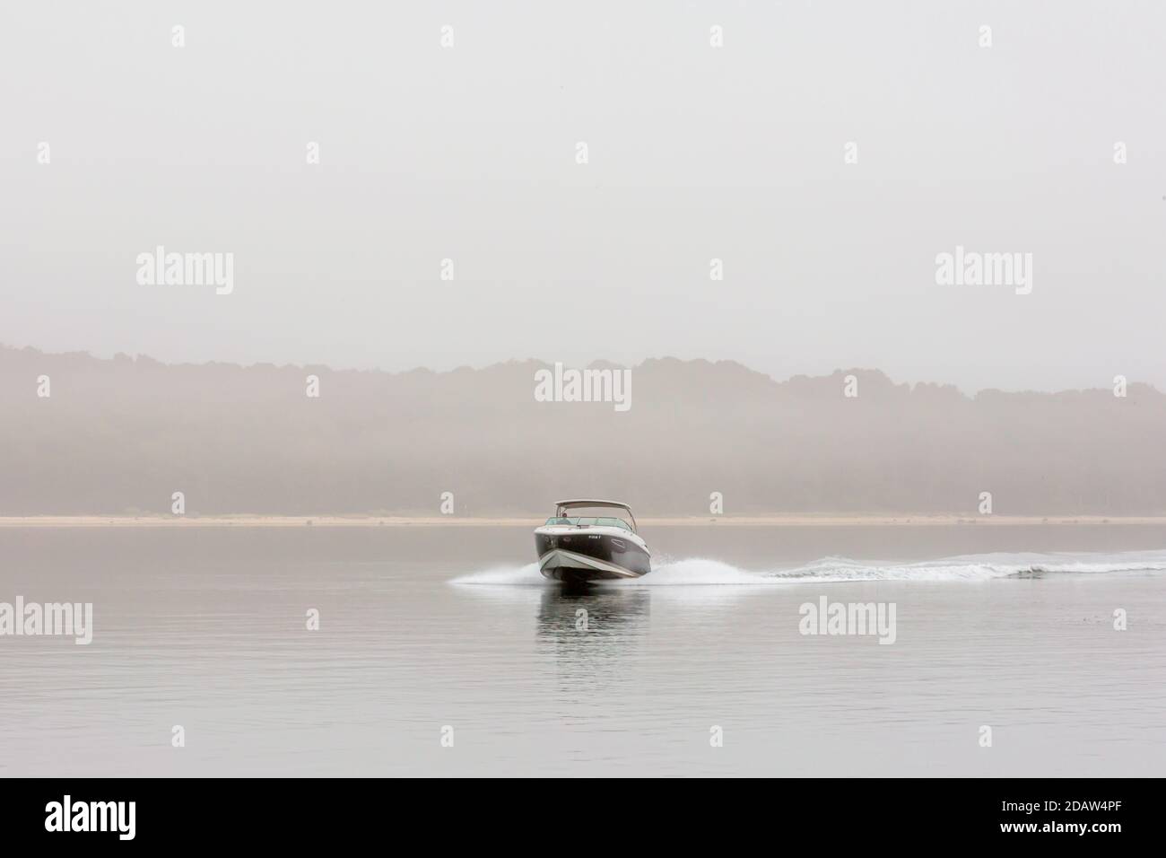 Motorboot unterwegs an einem nebligen Morgen, Sag Harbor, NY Stockfoto