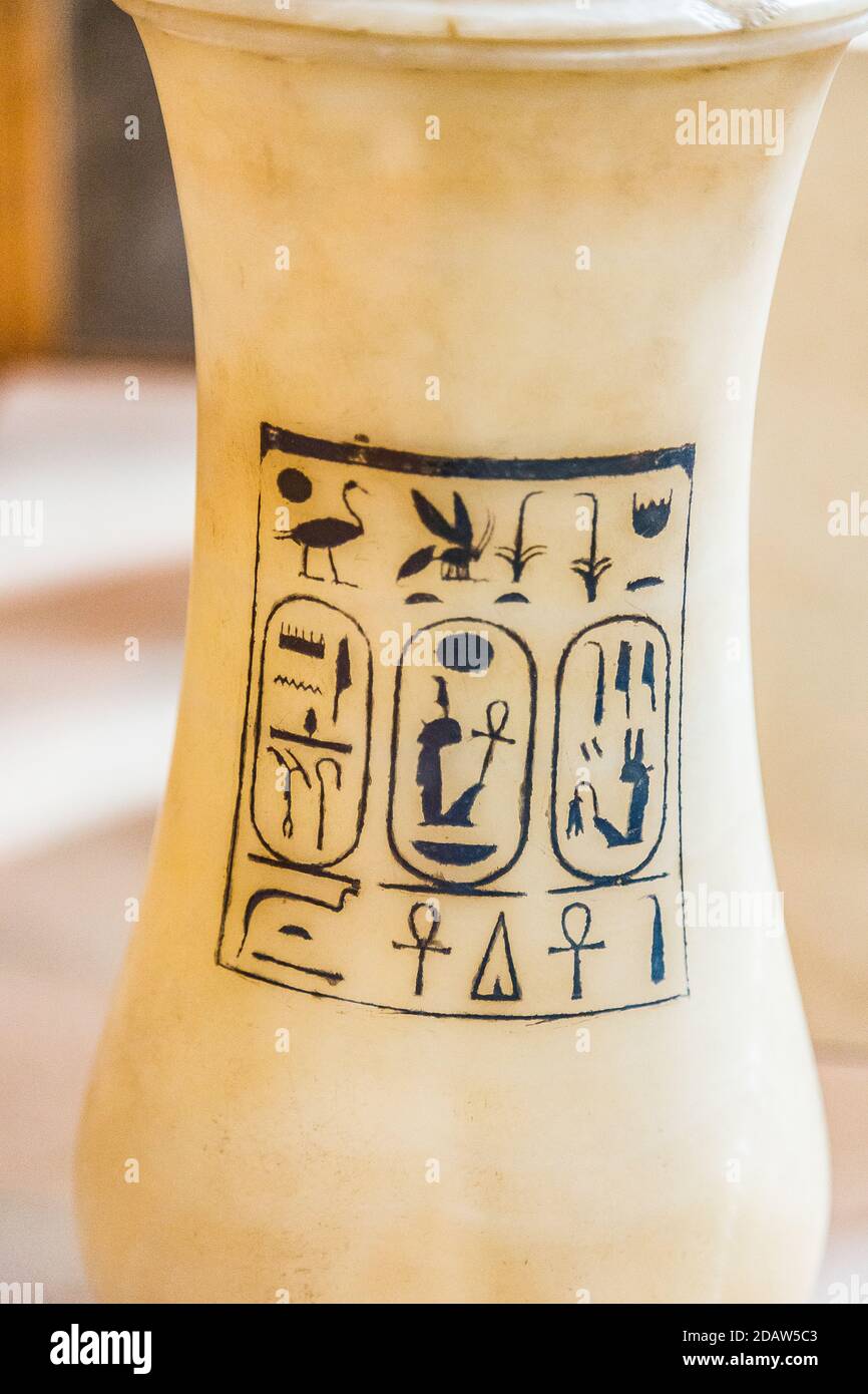 Ägypten, Kairo, Ägyptisches Museum, aus dem Grab von Yuya und Thuya in Luxor : Vase in Alabaster, mit den Kartuschen von König Amenhotep III und Königin Tiyi. Stockfoto