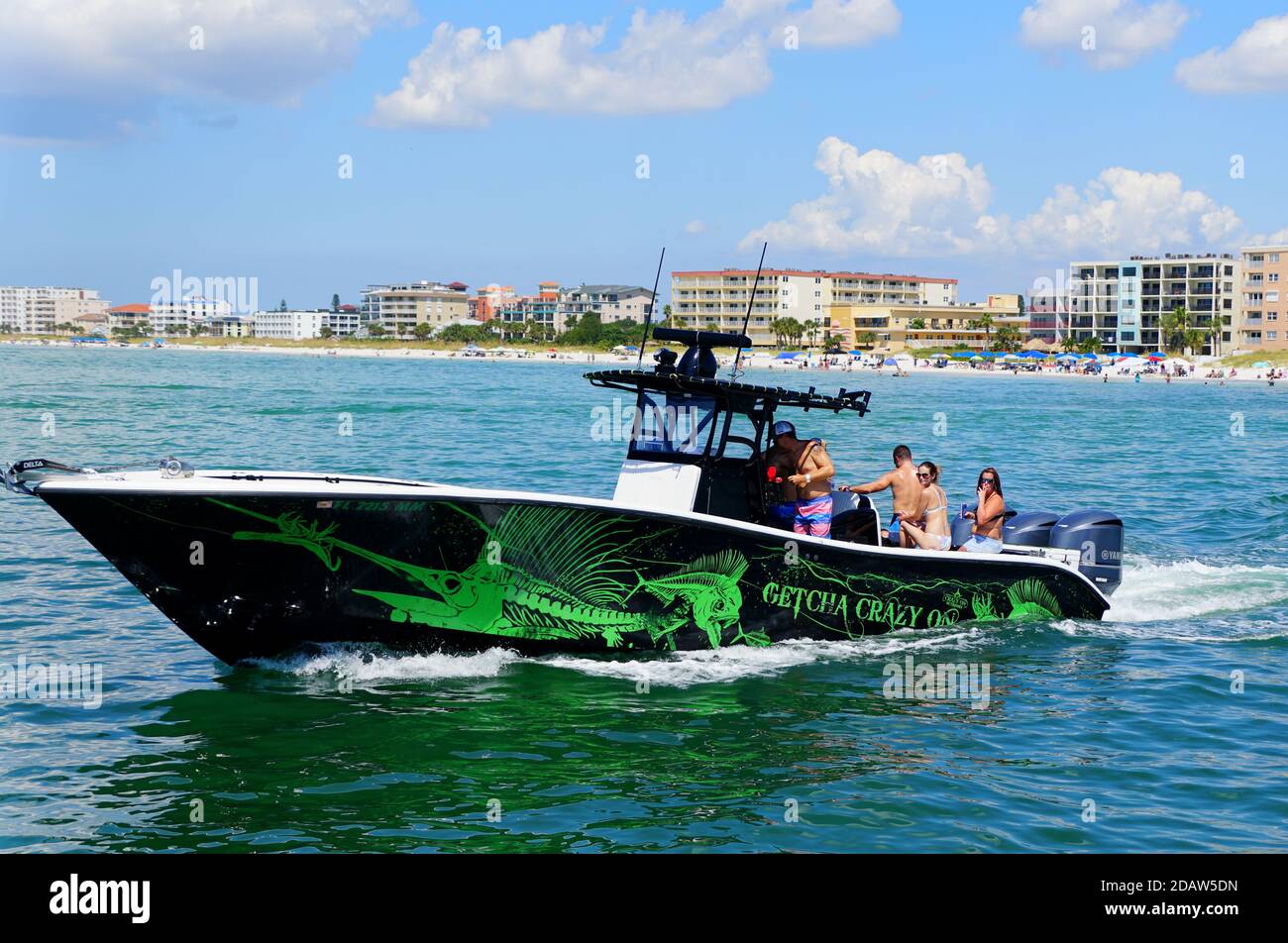 Madeira Beach, Florida, USA - 30. September 2019 - EINE Gruppe von Menschen, die auf einem Boot fahren Stockfoto