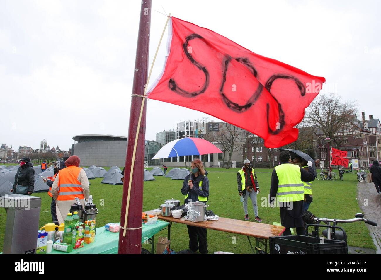 Holländische Aktivisten stehen 24 Stunden lang in der Nähe eines symbolischen Flüchtlingszeltes auf dem Museumplein inmitten der Coronavirus-Pandemie am 15. November 2020 in Amsterdam, Niederlande. Ein Zeltlager für 24 Stunden, um die Aufmerksamkeit auf die schreckliche Situation zu lenken, in der Flüchtlinge in Griechenland und an vielen anderen Orten in Europa gefangen sind. Vor fast zwei Monaten brannte das überfüllte Flüchtlingslager Moria auf Lesvos infolge einer gescheiterten europäischen Asylpolitik völlig nieder, 13,000 Flüchtlinge mussten auf der Straße schlafen und leben nun unter schrecklichen Bedingungen in einem neuen Lager. (Foto von Paulo Amorim/Sipa USA) Stockfoto