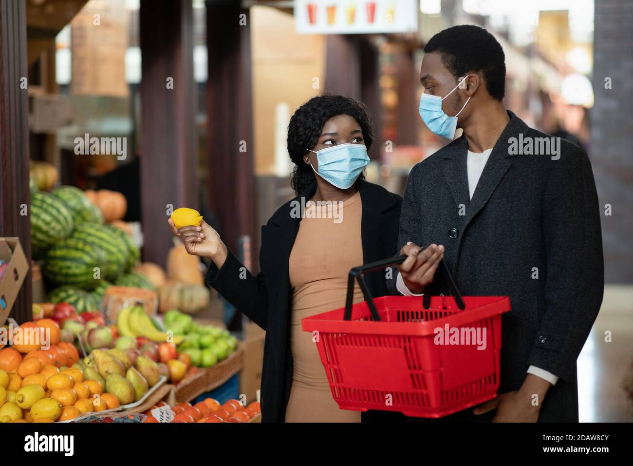 Lebensmitteleinkäufe während covid-19 Pandemie und soziale Distanzierung Stockfoto