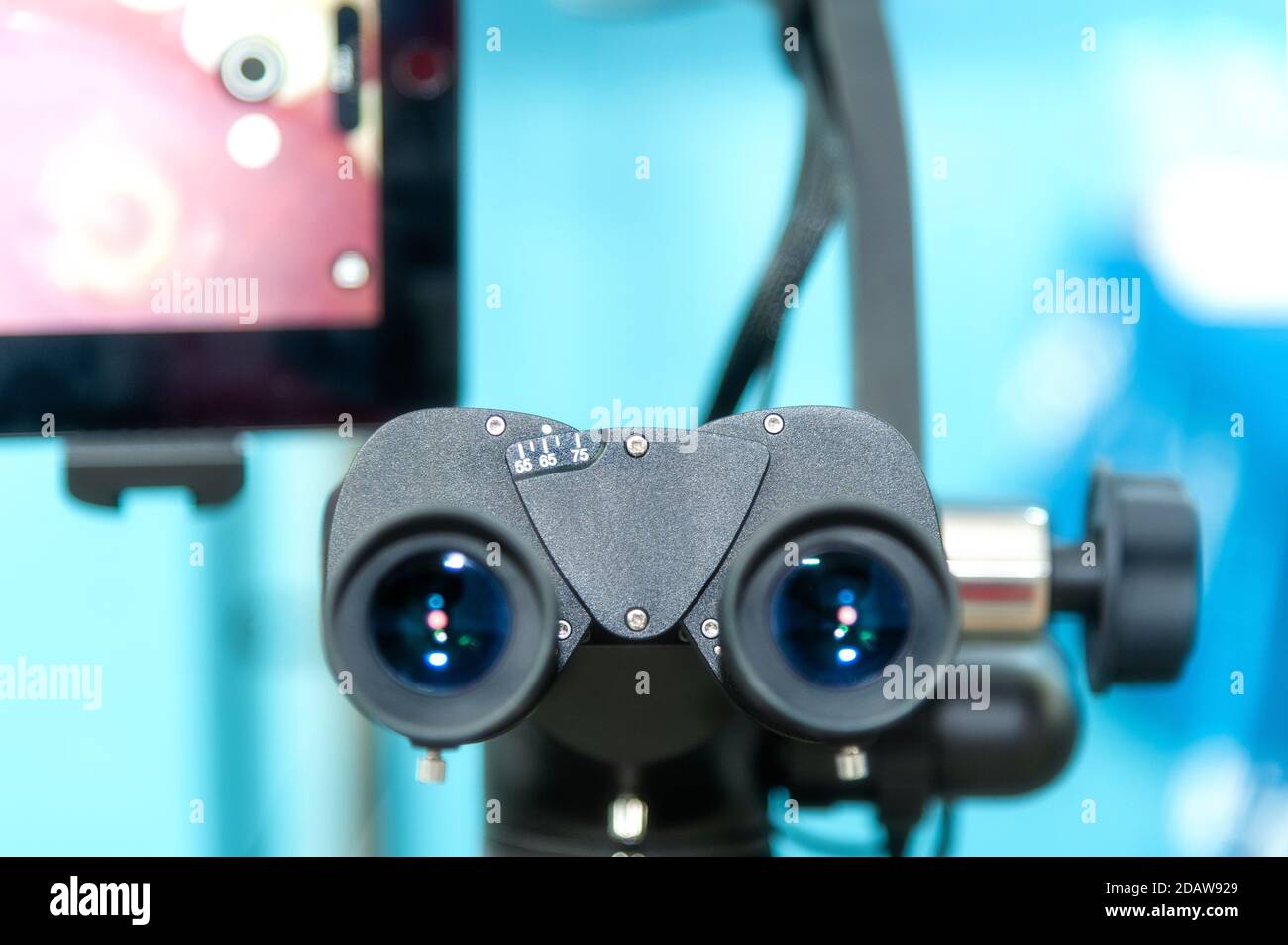 Das Bild der professionelle zahnmedizinische endodontische binokulares Mikroskop Stockfoto