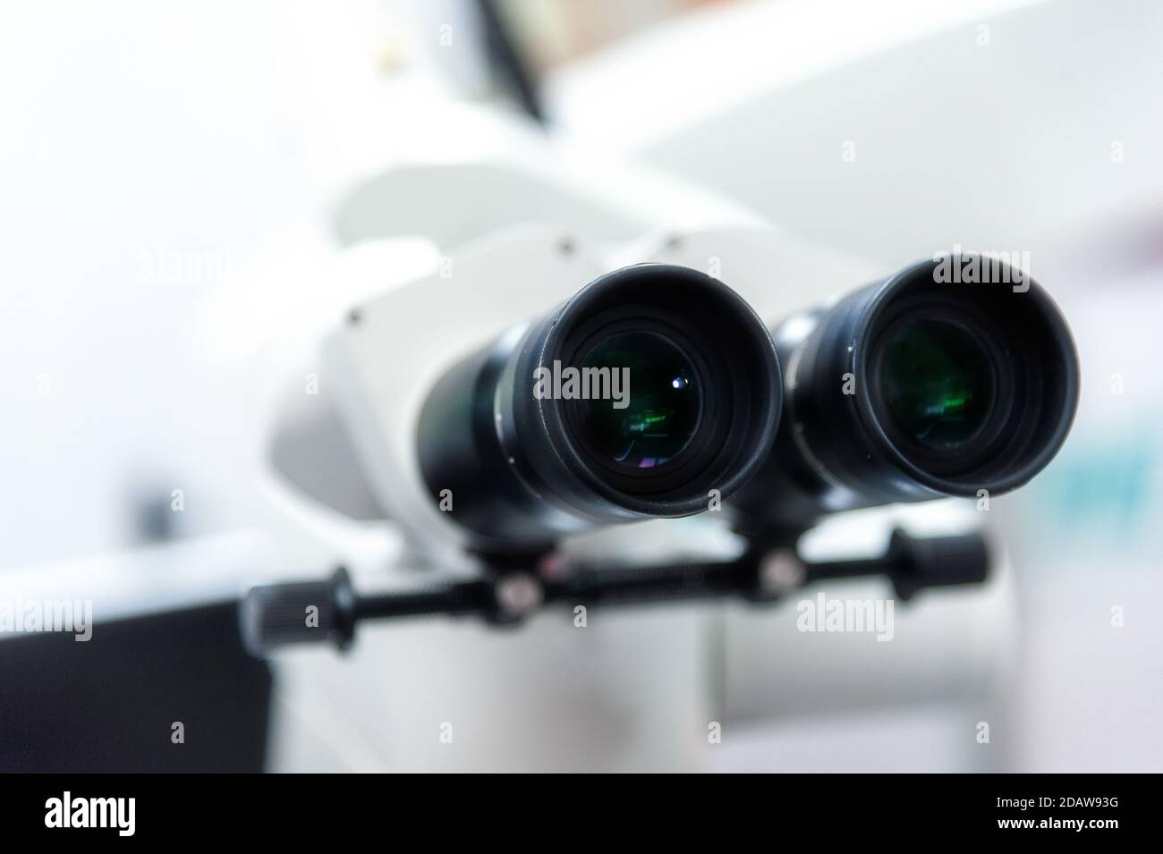 Das Bild der professionelle zahnmedizinische endodontische binokulares Mikroskop Stockfoto