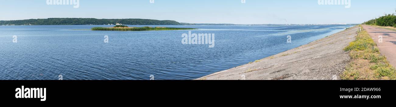 Panorama des Dnjepr im Fluss unterhalb der Stadt Kiew. Stockfoto