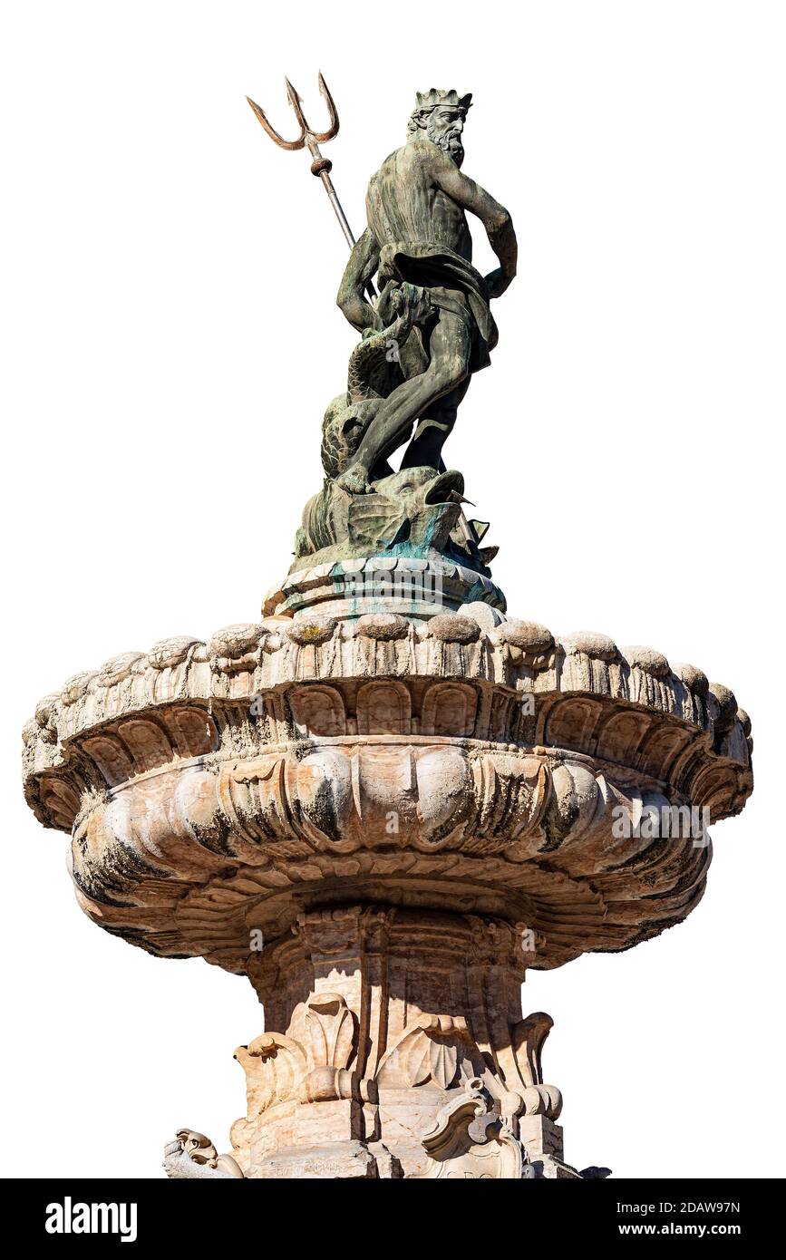Trient. Neptunbrunnen isoliert auf weißem Hintergrund, Platz der Kathedrale (Piazza del Duomo) mit der Bronzestatue des römischen Gottes mit dem Dreizack Stockfoto